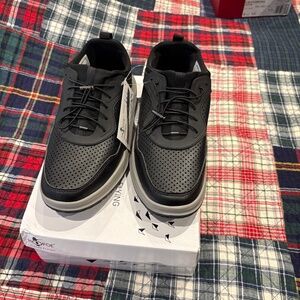 Hoopoe Men’s Black Sneakers Size 9
